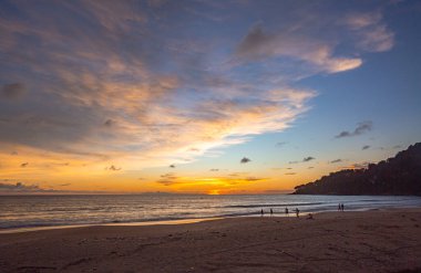 Alacakaranlıkta koyu mavi gökyüzünde görkemli pembe bulutlar