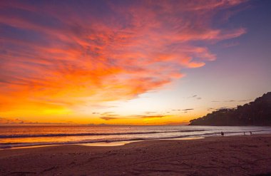 Alacakaranlıkta koyu mavi gökyüzünde görkemli pembe bulutlar