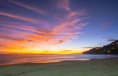 Alacakaranlıkta koyu mavi gökyüzünde görkemli pembe bulutlar