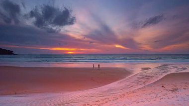 Okyanusun üzerindeki tatlı mor gökyüzünün zaman geçişi