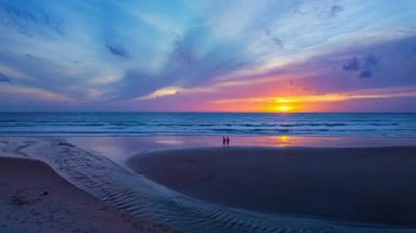 Küçük, dolambaçlı kanalların zaman akışı denize akıyor.