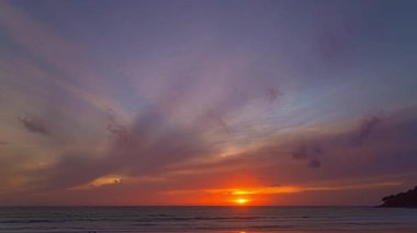 Renkli romantik gökyüzü günbatımında zaman aşımı 
