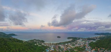 Chalong Denizi 'nin üzerindeki parlak gündoğumunun hava manzarası Phuket