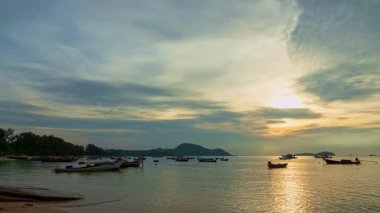 Rawai sahilinin üzerinde gün doğumunda güzel gökyüzünün zamanı doluyor.