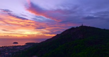 Phuket Büyük Buda 'nın üzerinde gün batımında güzel bulutların hava manzarası