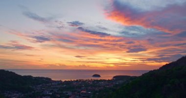 Okyanusun üzerindeki günbatımında sarı bulutlu hava manzarası
