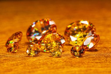 Sarı safir elmaslar altın sarısı kadife kumaş üzerine dizilir. Safir çok güzel parlıyor. Elmaslar değerli ve lüks ve mal sahibine zenginlik gösteriyor..