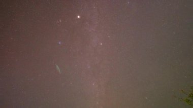 Samanyolu 'nun zaman aşımı soğuk bir gecede parlıyor.