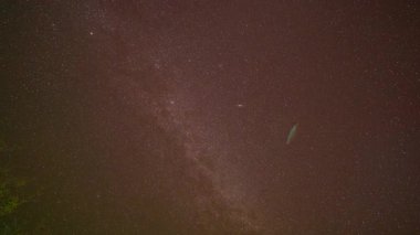 Samanyolu kara gökyüzünde parıldıyor.