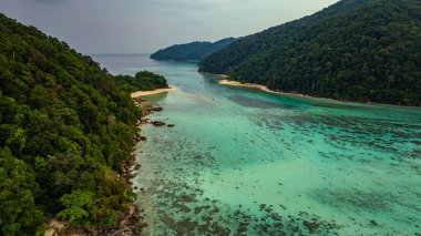 Berrak turkuaz sularla çevrili yemyeşil tropikal adaların çarpıcı hava manzarası. Mercan resifleri ve kumlu kıyılar derin mavi okyanusa karşı çok güzel tezat oluşturuyor. Surin Adaları
