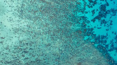 Bereketli yeşil ormanları, mercan resifleri ve çeşitli mercan ve çeşitli balıklarla dolu derin mavi sularıyla Surin Adaları kıyı şeridini sersemleten hava manzarası, onu dalgıçlar için popüler bir varış noktası haline getiriyor.