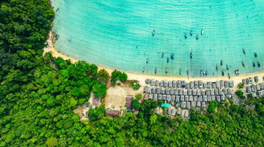 Morgan köyündeki küçük kulübelerin havadan görünüşü. Beyaz kumlu sahil.