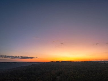 Büyük ormanın üzerindeki güzel günbatımının hava manzarası..