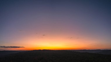 Nefes kesen gün batımının hava manzarası turuncu ve kırmızı renkli gökyüzünü boyar.