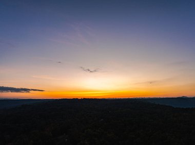 Nefes kesen gün batımının havadan görünüşü turuncu ve kırmızı renkli gökyüzünü boyar.