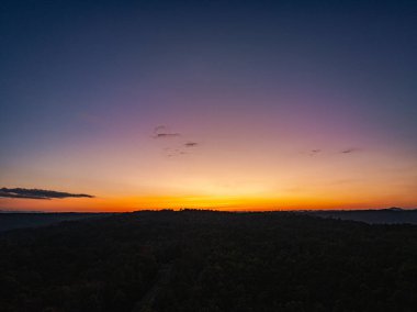 Nefes kesen gün batımının havadan görünüşü turuncu ve kırmızı renkli gökyüzünü boyar.