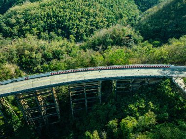 Pho Khun Pha Mueang Köprüsü veya Huai Tong Köprüsü Bu doğal bir bakış açısı.