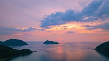 Ko Pachumba Surin Adaları üzerindeki günbatımının hava manzarası