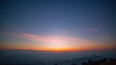 Güzel bir alacakaranlıkta köyün ışıkları yanıp sönüyordu.