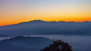 Puslu bir vadide altın gün doğumu