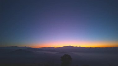 Sis denizinin üzerindeki alacakaranlıkta tatlı gökyüzünün zaman kayması