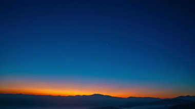 Dağlarda tatlı sarı gündoğumunun zamanı geldi.