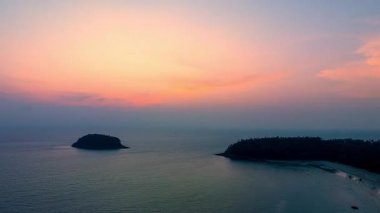 Okyanus üzerindeki renkli pembe gökyüzünün havadaki hiper yanılma görüntüsü