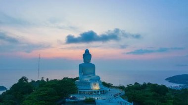 Phuket Büyük Buda 'nın arkasındaki güzel gökyüzünün havadan hiper görüntüsü.