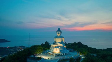 Phuket Büyük Buda 'nın alacakaranlıktaki hava hiper hız manzarası 
