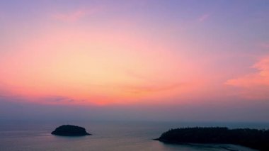 Pu adasının üzerindeki tatlı gökyüzünün havadan hiper yanılma görüntüsü