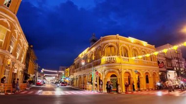 Alacakaranlıkta Phuket Town 'daki sarı saat kulesinin üzerinde mavi gökyüzü