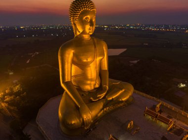 Muang Ang Tayland 'da, Tayland' ın büyük altın Buda simgesinin arkasında gün batımı..