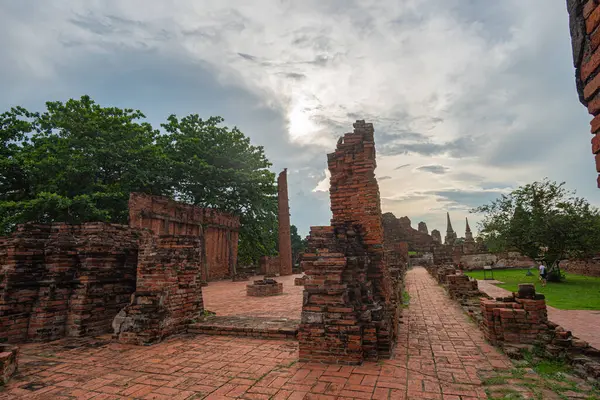 Dini Tarih Parkı 'ndaki eski bir tuğla duvarın kalıntıları.