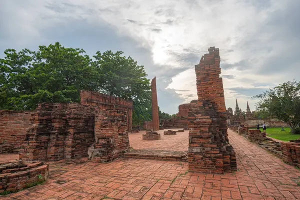 Dini Tarih Parkı 'ndaki eski bir tuğla duvarın kalıntıları.