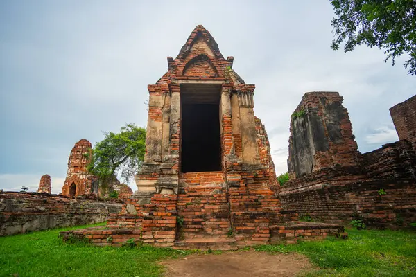 Dini Tarih Parkı 'ndaki eski bir tuğla duvarın kalıntıları.