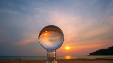 Kristal kürenin içinde manzara günbatımının zaman aşımı 