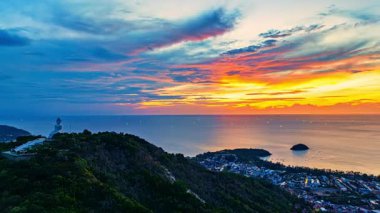 Phuket Büyük Buda 'nın arkasında, gün batımında inanılmaz sarı gökyüzünün havadan hiper görüntüsü.