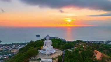 Phuket Büyük Buda 'nın arkasında, gün batımında gökyüzünün hava hiper yanılma görüntüsü