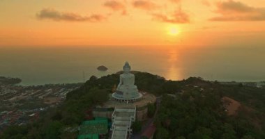 Phuket Büyük Buda 'nın arkasında gün batımında inanılmaz sarı gökyüzü manzarası.