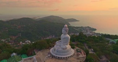 Phuket Büyük Buda 'nın arkasında gün batımında gökyüzü rengarenk.
