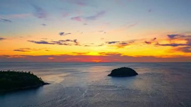 Kata Sahili 'ndeki adanın üstündeki günbatımının hava hiper yanıltıcı görüntüsü.