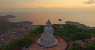 Phuket Büyük Buda 'nın üzerinde gün batımında güzel bulutların hava manzarası
