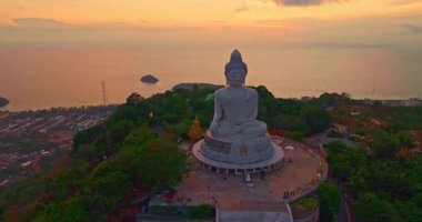 Phuket Büyük Buda 'nın renkli günbatımının havadan görünüşü