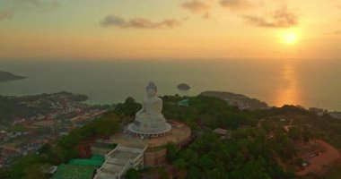 Phuket 'in üzerindeki güzel gün batımının havadan görünüşü.