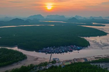 Gün batımında inanılmaz Bang Phat balıkçı köyü adasının havadan görüntüsü