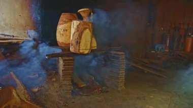 Tahtadaki tüm suyu boşaltmak için varilleri kurut.