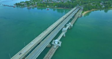 Mavi denizdeki Sarasin Köprüsü 'nün havadan görünüşü