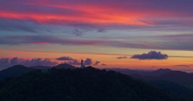 Phuket 'in üzerindeki alacakaranlıkta renkli bulutların havadan görünüşü.