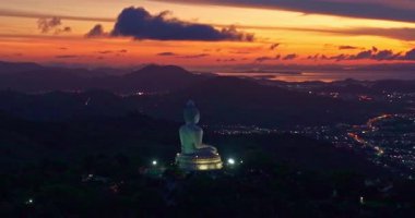 Phuket 'in havadan görünüşü Büyük Buda' nın inanılmaz renkli alacakaranlıkta