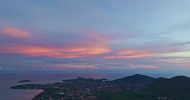 Phuket Adaları üzerindeki pastel bulutların hava görüntüsü